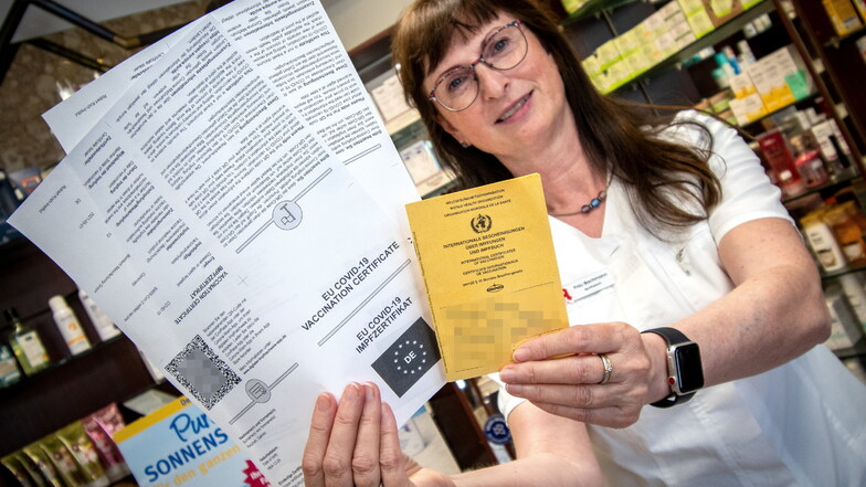 Andrea Bachmann, Inhaberin der Löwen-Apotheke Roßwein, hat am ersten Tag bereits zahlreiche digitale Impfpässe ausgestellt.