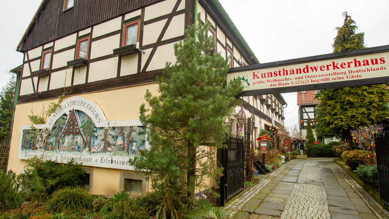 Außenansicht des Kunsthandwerkhaus Ratag Holzdesign in Langenwolmsdorf.