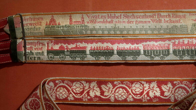 Früher wurden in den Bandwebereien auch solche Hosenträgerbänder gefertigt, wie sie im Museum der Bandweberei in Großröhrsdorf zu sehen sind. Ein neues Buch verrät viel Interessantes über die Bandweberei in Pulsnitz und Umgebung.