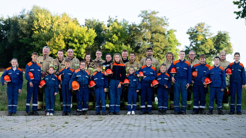 Die Freiwillige Feuerwehr Niederkaina zählt 24 aktive Mitglieder. Ortswehrleiter Hagen Tauchert (hinten l.) führt die Feuerwehrleute an. Es gibt auch eine Jugendwehr mit 15 Mitgliedern.