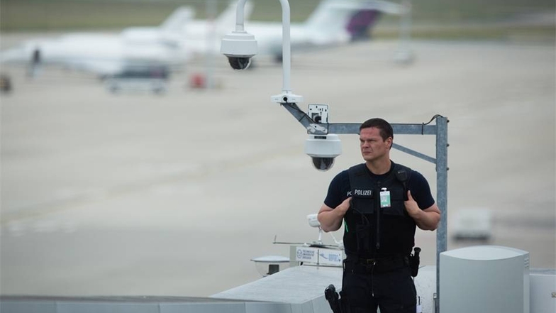 Auf dem Flughafen in Klotzsche landen Privatmaschinen unter strenger Bewachung.