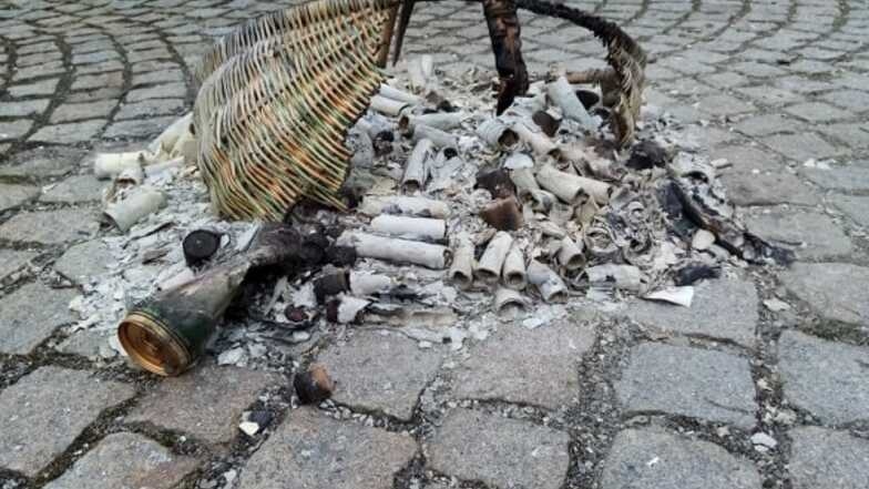 Eines der zerstörten Blumenkörbchen vom Markt in Reichenbach. Pflanzen lagen verstreut auf dem Pflaster, abgebrannte Böller und Müll ebenso.