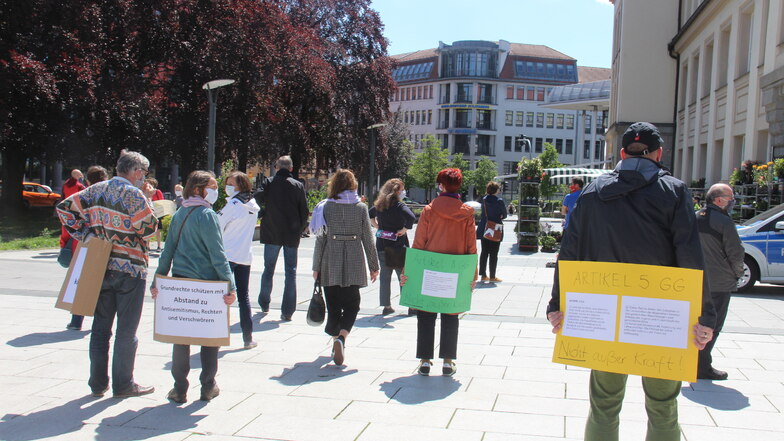 Protest gegen die AfD-Kundgebung in Bautzen: Demonstranten wandten der Partei demonstrativ den Rücken zu.