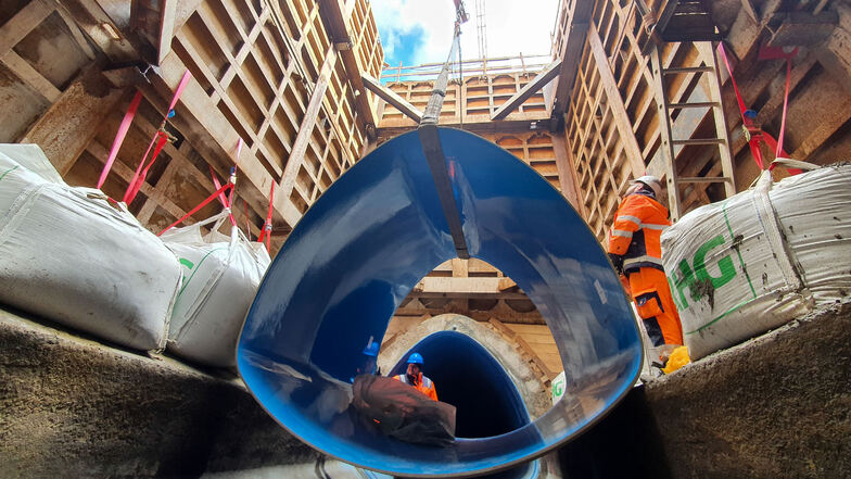 Hier wird ein zwei Tonnen schweres Kunststoffteil in die tiefe Baugrube gehoben. Mittlerweile sind alle derartigen Teile in den alten Kanal eingebaut.