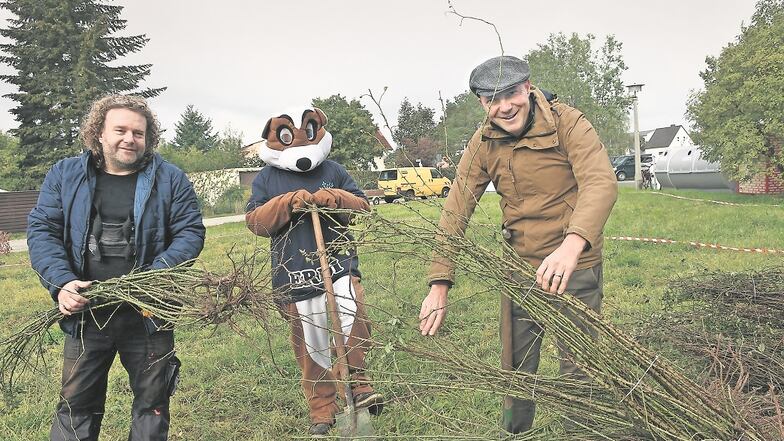 Das Maskottchen Erdi steht schon bereit. In wenigen Minuten wird es mit Oberbürgermeister Torsten Pötzsch und Umweltminister Wolfram Günther die ersten Bäume pflanzen.