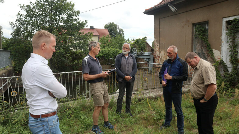 Bereits am 17. Juli gab es einen Vor-Ort-Termin am Turbinenhaus Weißkollm. Lohsaer/Weißkollmer und Vertreter der Landestalsperrenverwaltung (LTV) diskutierten intensiv.