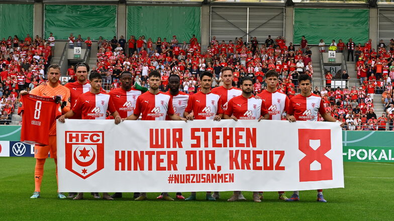 Vor dem Pokalspiel gegen Greuther Fürth am 12. August richtet die Mannschaft des Halleschen FC eine klare Botschaft an ihren Mitspieler Niklas Kreuzer, der sich derzeit einer Chemotherapie unterzieht.