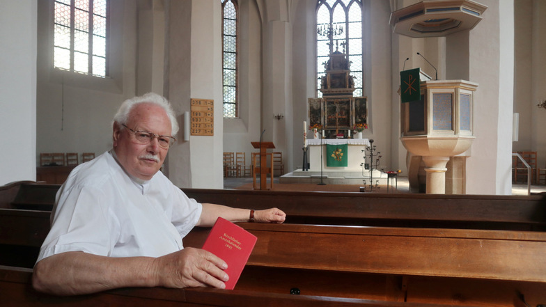 Friedhart Vogel (80) war 1985 bis 2006 Superintendent des damaligen Evangelischen Kirchenkreises Hoyerswerda. Bei den fremdenfeindlichen Ausschreitungen 1991 setzte er sich mit für Deeskalierung und Gewaltlosigkeit ein. Das Foto zeigt ihn mit seinem Jahr