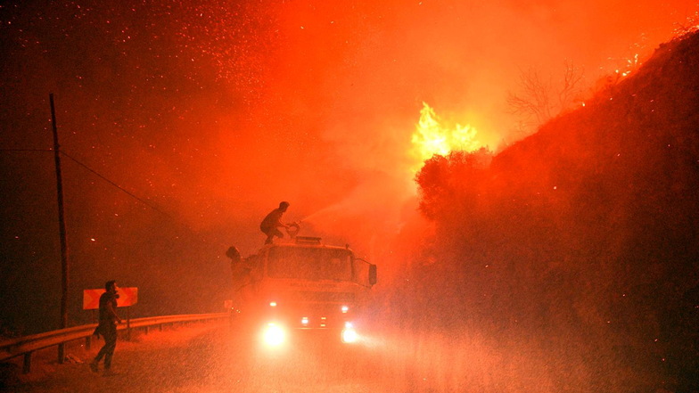 Türkei, Mugla: Feuerwehrleute kämpfen gegen die Flammen. Massiven Waldbrände sind vor 10 Tagen in den südlichen und südwestlichen Küstenstädten der Türkei ausgebrochen.