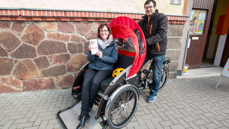 Marlene Lindau und Andreas John laden zu einer Rikschafahrt ein. Beim Vereinstag stellen sie das Angebot der Caritas vor und und suchen auch freiwillige Fahrer.