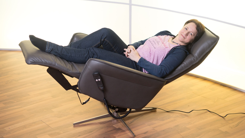 Sachsens Möbelbranche sieht sich in der Balance – wie Maren Göbel vom Vertrieb der Polstermöbel Oelsa GmbH im innovativen Relaxsessel der Rabenauer mit Herz-Waage-Funktion und Infrarot-Heizung.