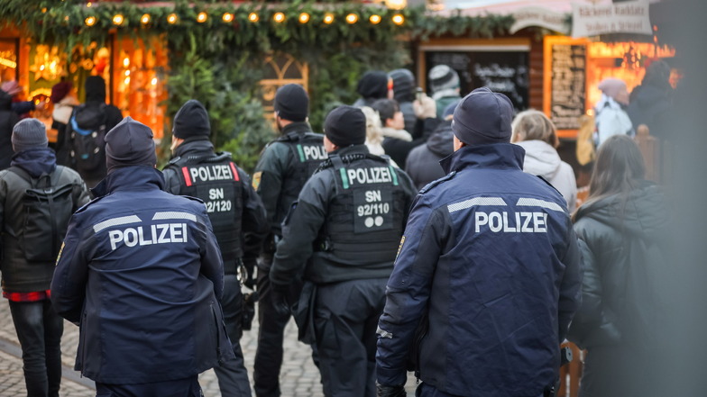 Auf dem Striezelmarkt sind Polizisten aus Dresden, Freital und Pirna im Einsatz.
