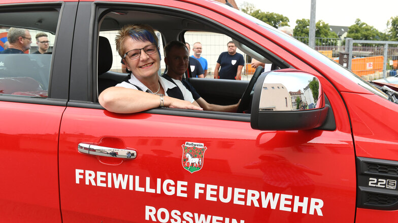 Mit diesem neuen Feuerwehrfahrzeug – einem Ford Ranger – kommen Bereitschaftsärzte aus dem Raum Roßwein und Döbeln ab sofort zu den Patienten, die nachts und an den Wochenenden ärztliche Hilfe benötigen.