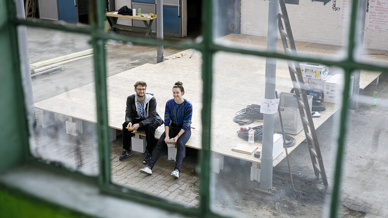 Die Projektleiter Lisa Graen und Felix Schuster sitzen im früheren Exergon.