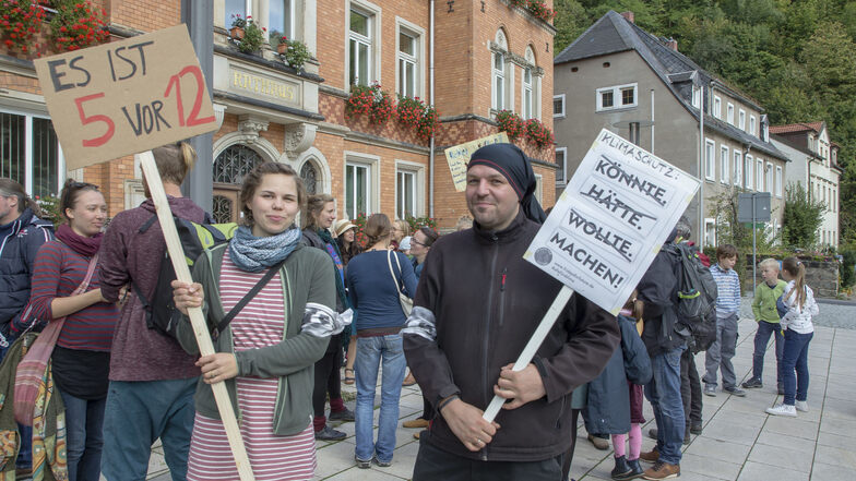 Die Organisatoren Paula Sinapius und Thomas Ristau (vorn) bei der Fridays-for-future-Demo vor dem Rathaus in Tharandt.