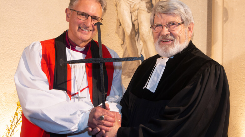 Toleranz, Offenheit und Frieden: Dafür steht das Nagelkreuz aus Coventry. Dresden wurde das fünfte Kreuz verliehen – zur Freude von Christopher Cocksworth und Harald Bretschneider (v.l.).