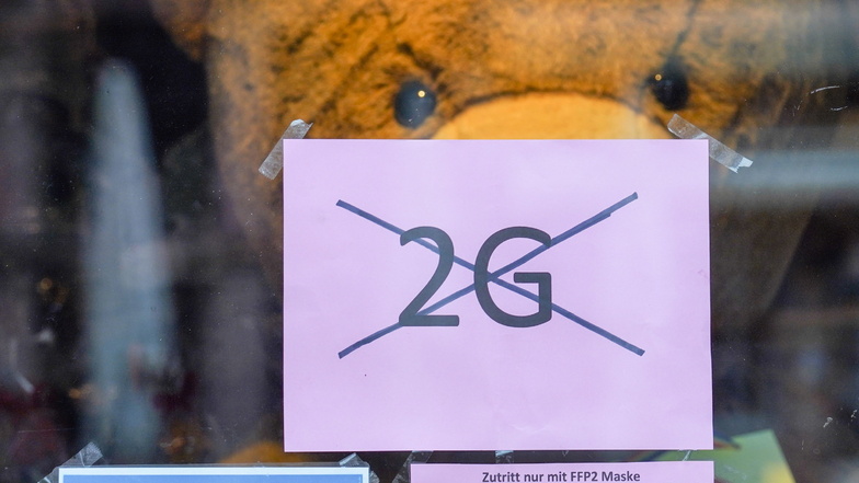 Ein Schild mit der durchgestrichenen Aufschrift "2G" hängt im Schaufenster eines Geschäftes. Ab 20.3. sollen fast alle Corona-Maßnahmen wegfallen.