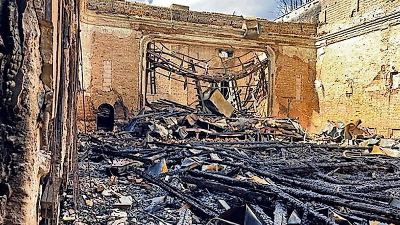 Blick ins Innere vom Volkshaus nach dem Brand: der Saal mit Bühne ist durch die Flammen, die Löscharbeiten und das heruntergefallene Dach komplett zerstört.