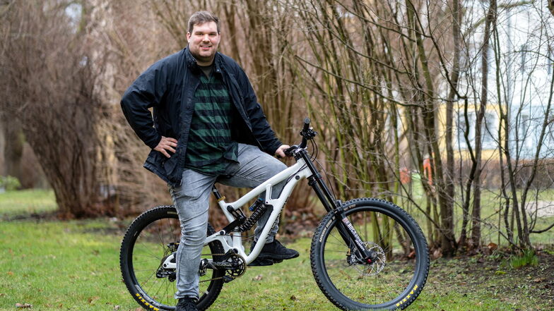 Benjamin Lechner auf seinem Mountainbike. Er kennt sich aber auch mit deutlich größeren Maschinen aus.