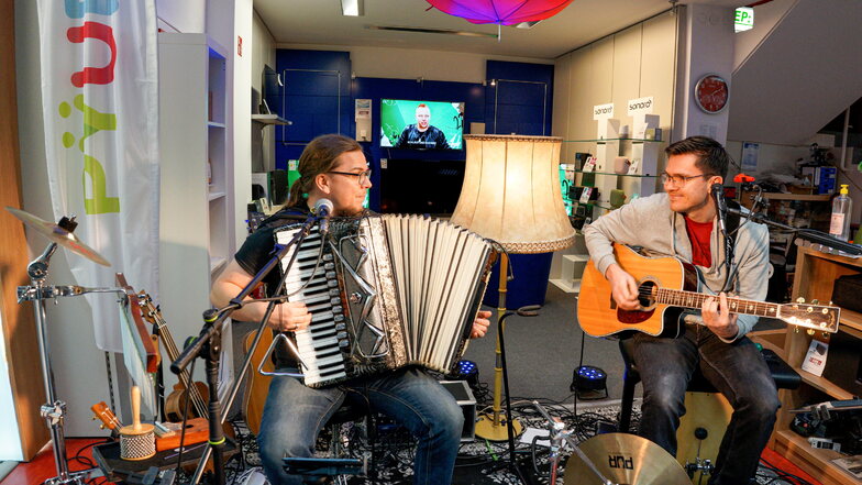 Für Livemusik sorgte unter anderem die Bautzener Band "Brückner und Fox" bei EP Truhel.