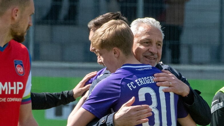 Ungewohnte Freude: Aues Trainer Pavel Dotchev (r) umarmt nach dem unerwarteten Auswärtserfolge in Heidenheim Sam Schreck.