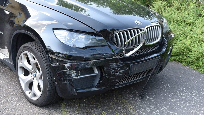Der 38-jährige BMW-Fahrer übersah an der Zehrener Kreuzung einen Motorradfahrer. Dieser krachte daraufhin gegen den BMW und wurde anschließend auf die Straße geschleudert. Das Motorrad prallte gegen eine Hauswand. Schwerverletzt wurde der 22-Jährige Kradf