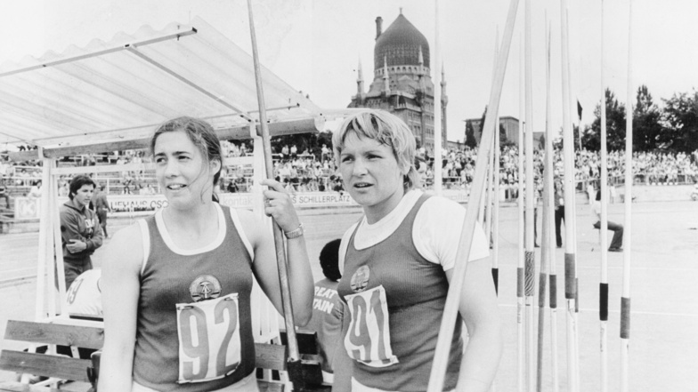 Die Speerwerferinnen Jacqueline Todten (links) und Ruth Fuchs punkten beim Leichtathletik-Länderkampf gegen Großbritannien am 21. Juni 1975 im Dresdner Heinz-Steyer-Stadion für die DDR.