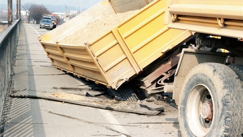 Nach der Wende wird die Flügelwegbrücke immer maroder. Am 15. März 1993 bricht der Fußweg auf der elbabwärts liegenden Seite unter einem Hänger ein.