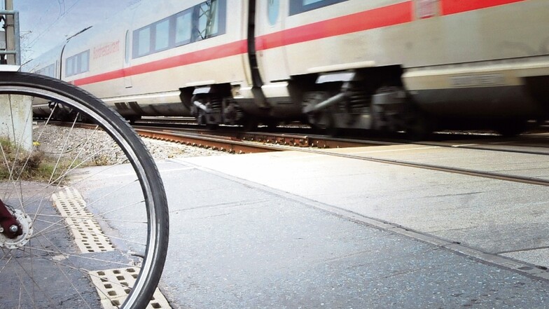 Das Hinterrad vom ICE an der Bahnschranke in Strießen bei Großenhain erfasst – doch wo steckt der Radfahrer, der am Sonntag den Schnellzug zur Gefahrenbremsung brachte?