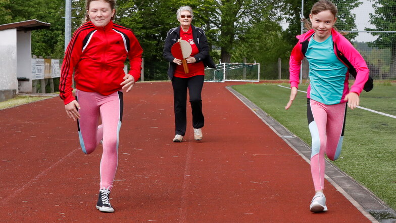 Johanna (links, 10 Jahre) und Amelie (11) sprinten in eine neue - hoffentlich coronafreie - Saison.