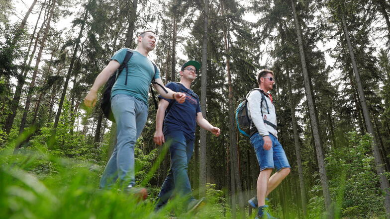 Diese drei Freunde aus Olbersdorf sind mit dem Zug nach Jonsdorf gekommen und wandern zur Kammbaude und zurück nach Olbersdorf.