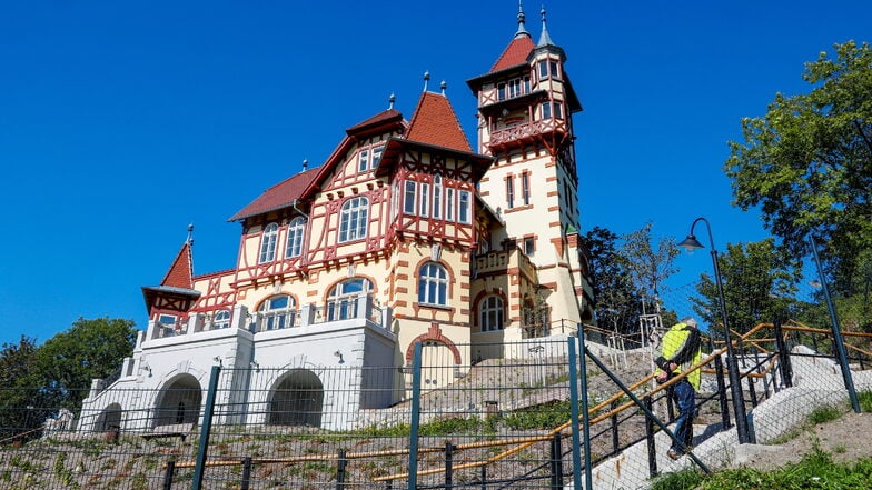 Der Burgsberg im tschechischen Varnsdorf. Am Wochenende erfolgte die Wiedereröffnung von Turm und Baude.