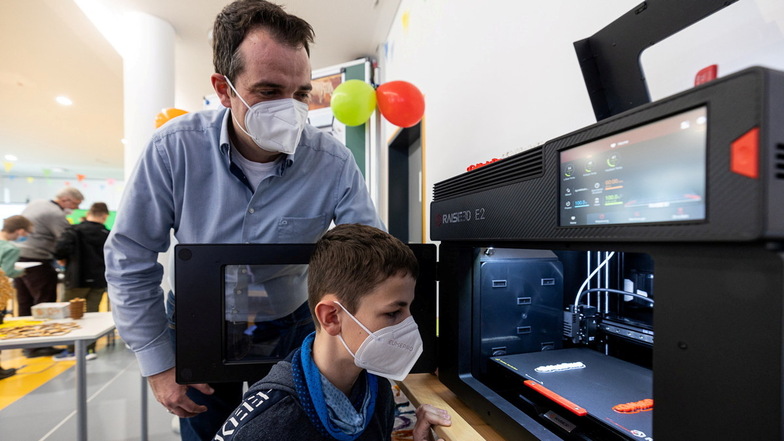 Andreas Schmidt zeigt Fritz, was mit einem 3D-Drucker möglich ist.