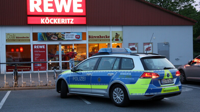 Vor dem Rewe-Einkaufsmarkt in Pirna-Copitz kam es jetzt zu einem Vorfall, bei dem ein Pirnaer mit einer Eisenstange bedroht wurde.