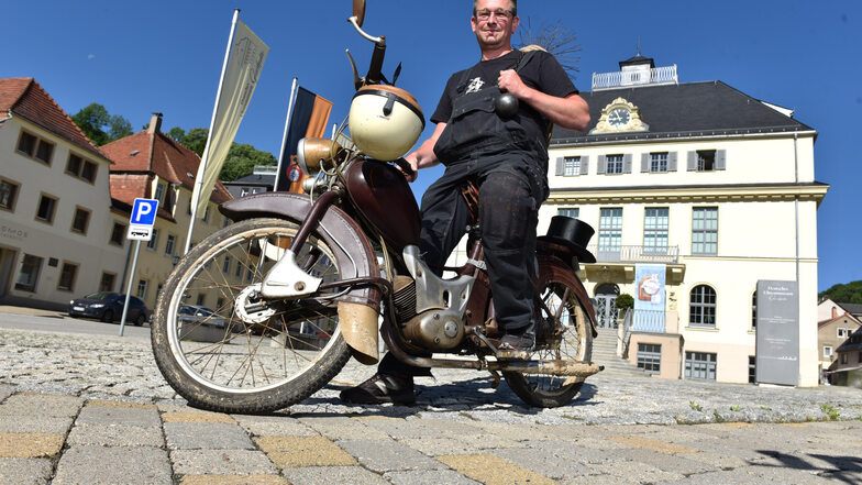 Falco Gretschel sitzt auf einem alten Essi-Moped vor dem Uhrenmuseum in Glashütte. Er ist von jetzt an für den Kehrbezirk Lauenstein zuständig.
