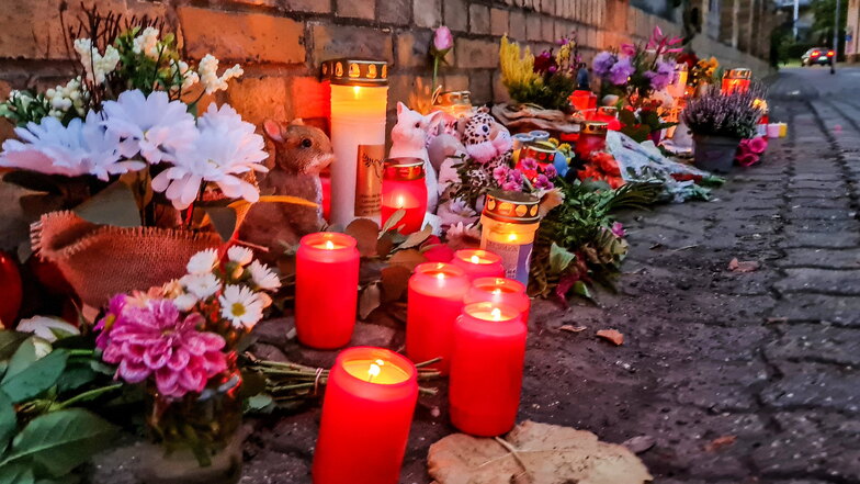 An der Unfallstelle haben Menschen Kerzen aufgestellt und Blumen abgelegt.
