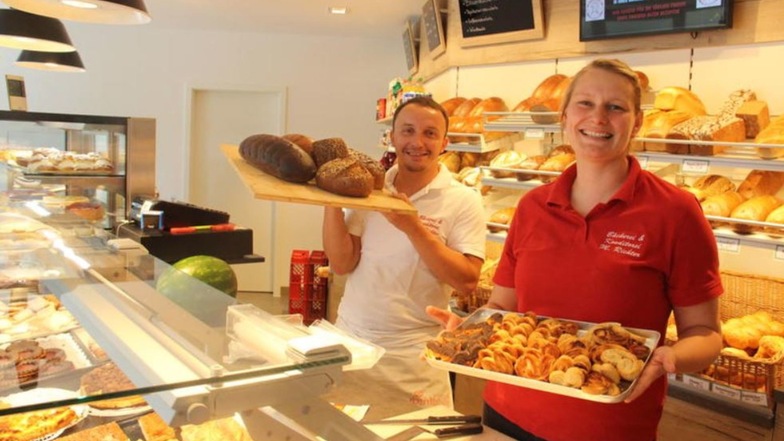 Martin Richter und seine Mitarbeiterin Claudia Konrad freuen sich über den schmuck gestalteten neuen Thekenbereich der Bäckerei im Allendeviertel.