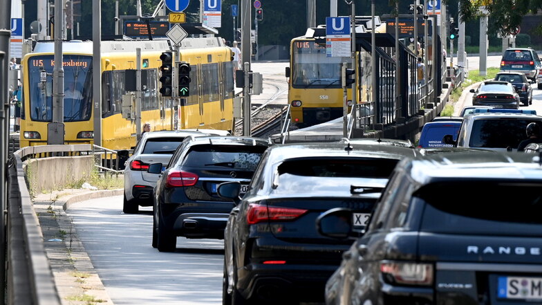 Das Auto ist für Pendler in Deutschland auf dem Weg zur Arbeit unverändert das wichtigste Verkehrsmittel.