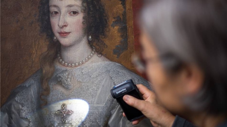 Marlies Giebe, Leiterin der Restaurierungswerkstatt der Gemäldegalerie Alte Meister/Galerie Neue Meister, überprüft nach der Restaurierung den Zustand des Gemäldes "Henrietta Maria von Frankreich (1609-1669), Gemahlin Karls I. von England"  von Anton van Dyck.