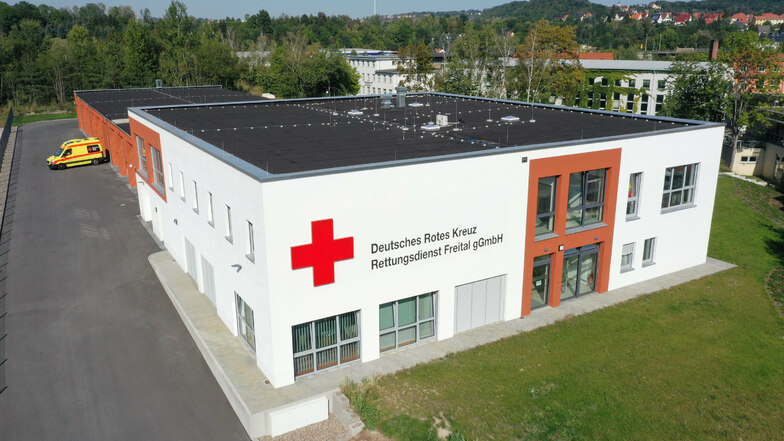 Die neue Hauptwache des DRK-Rettungsdienstes in Freital. Der fünf Millionen Euro teure Bau ist seit Ende Januar in Betrieb.