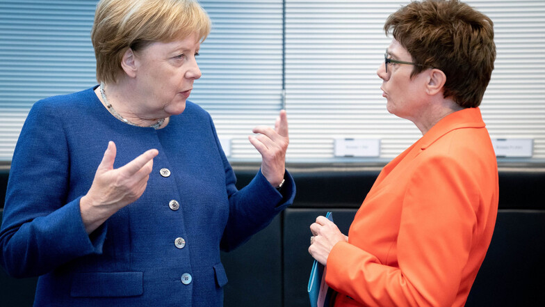 Merkel und AKK fliegen getrennt in die USA