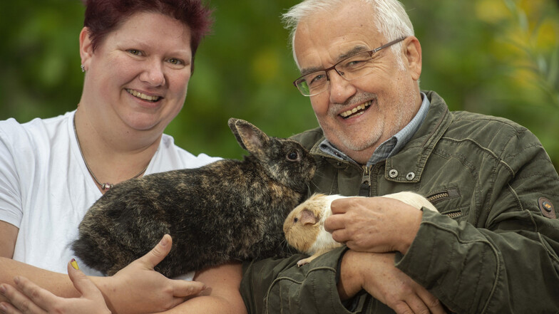 Marion Pöschel und Armin Krake mit Zwergkaninchen „Silverado“ und Meerschweinchen „Sao Paulo“ in der Pflegestelle des Großenhainer Tierschutzvereins.