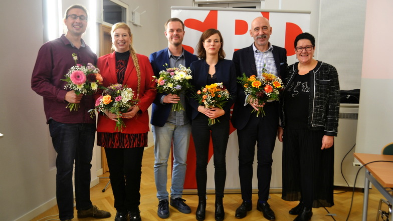 Sie treten zur Landtagswahl 2024 für die SPD im Landkreis Bautzen an (von links): Jurij Petr Bulang, Kristin Kentsch, Alex Scholze, Laura Stellbrink und Alexander Ahrens. Ganz rechts im Bild: Kathrin Michel, Kreisvorsitzende der Partei.