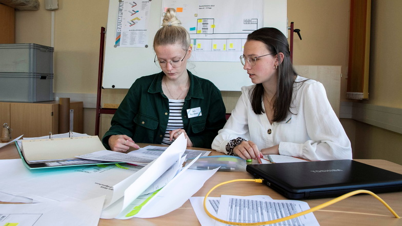 Julia Krenbauer (li.) und Trixi Weiß lernen Veranstaltungskauffrau im 3. Lehrjahr. Hier planen sie die Raumbelegung für die Riesaer Ausbildungsbörse.