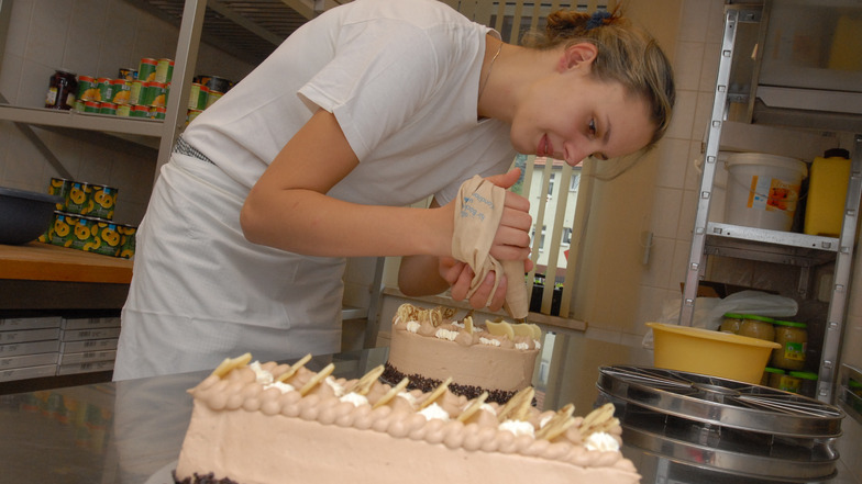 Julia Kunze dekoriert in der Schlottwitzer Backstube eine Torte. Immerhin legt hier Sachsens beste Bäckergesellin Hand an und der Bundeswettbewerb am 5. November steht noch aus.