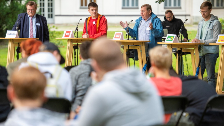 Mehrere Direktkandidaten für den Bundestag waren im Park zu Gesprächen mit den Kindern und Jugendlichen bereit, einige kamen nicht oder ließen sich vertreten. (2/5)