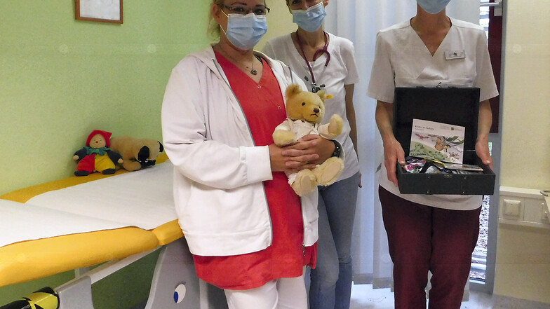 Sie sind das Team der Kinderarztpraxis am MVZ des Krankenhauses Weißwasser: Schwester Katja, Oberärztin Kathrin Handwerker, Schwester Eva (v.l.n.r.).