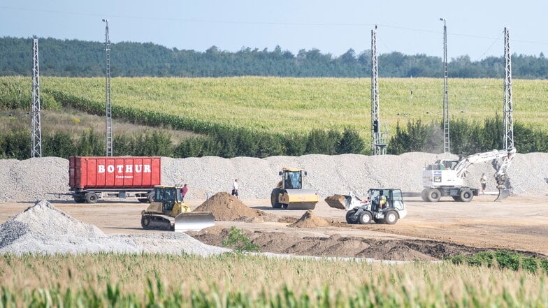 Auf dem ehemaligen BHG-Gelände an der Bahnhofstraße in Lampertswalde entstehen 377 Stellplätze für Amazon-Fahrzeuge. Die Baugenehmigung wurde bereits im Dezember 2023 beschlossen.