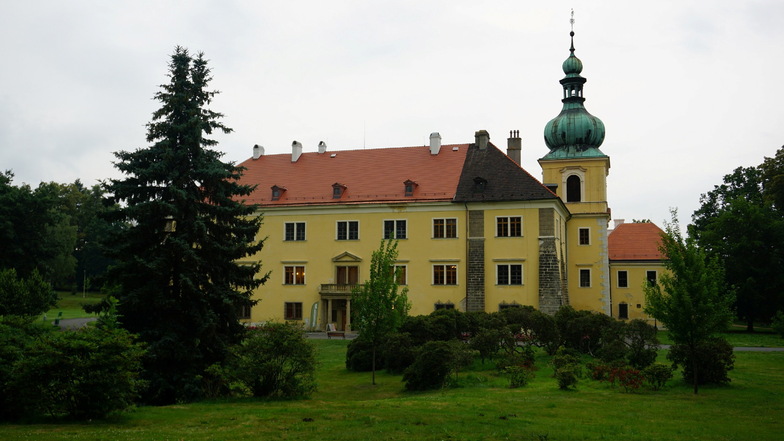 Das Schloss ist von einem englischen Park umgeben.