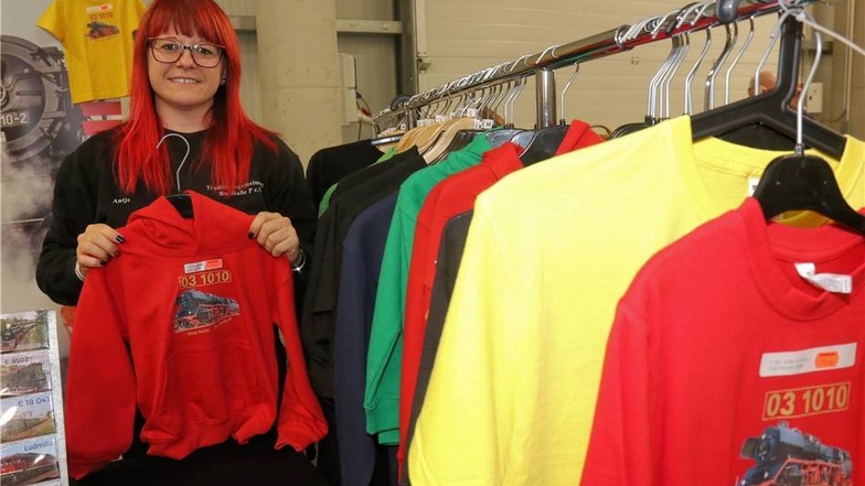Antje Piltz von der Traditionsgemeinschaft BW Halle P bietet T-Shirts und andere Eisenbahn-Fanartikel zum Verkauf an.